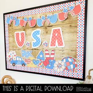 Op de afbeelding: Een ingelijste patriottische wandkunst met een houten achtergrond. Het ontwerp toont de letters "USA" in rood en blauw, met sterren, vlaggen en een vredesteken. Een banner met strikken hangt bovenaan. De tekst "THIS IS A DIGITAL DOWNLOAD" staat onderaan.