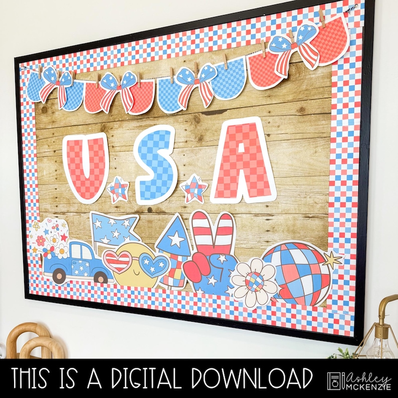 Op de afbeelding: Een ingelijste patriottische wandkunst met een houten achtergrond. Het ontwerp toont de letters "USA" in rood en blauw, met sterren, vlaggen en een vredesteken. Een banner met strikken hangt bovenaan. De tekst "THIS IS A DIGITAL DOWNLOAD" staat onderaan.