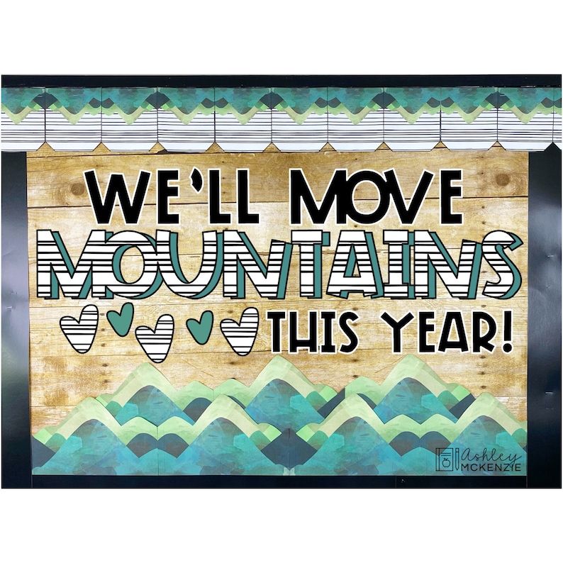 Puede incluir: Un tablero de anuncios de clase con un fondo de madera y un dise&ntilde;o de cordillera azul, verde y blanco. El texto "We'll Move Mountains This Year!" est&aacute; escrito en rayas blancas y negras. Hay cuatro corazones rayados en blanco y negro con un coraz&oacute;n verde en el medio.