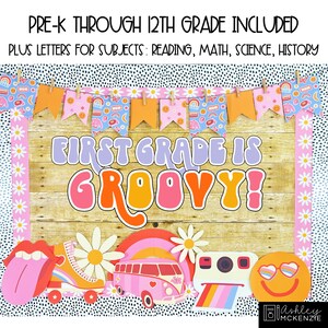Puede incluir: Un tablero de anuncios de clase colorido con el texto "First Grade is Groovy!" en una fuente retro. El tablero est&aacute; decorado con una pancarta de banderas coloridas, margaritas y otras decoraciones de tem&aacute;tica de los a&ntilde;os 70.