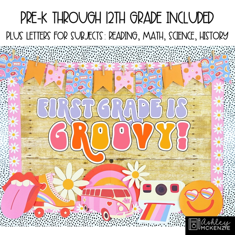 Puede incluir: Un tablero de anuncios de clase colorido con el texto "First Grade is Groovy!" en una fuente retro. El tablero est&aacute; decorado con una pancarta de banderas coloridas, margaritas y otras decoraciones de tem&aacute;tica de los a&ntilde;os 70.