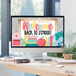 Peut inclure: Un &eacute;cran d'ordinateur affichant un graphique color&eacute; de bienvenue de retour &agrave; l'&eacute;cole avec un sac &agrave; dos, des livres, une pomme et un globe terrestre. Le texte "Welcome Back to School!" est affich&eacute; sur un tableau noir.