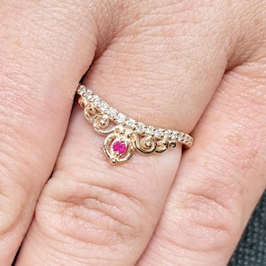 Alliance couronne de rubis, bague diadème en or rose, alliance chevron en diamants incurvés, bagues de fiançailles empilables assorties, bague de promesse princesse pour elle