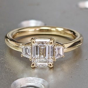 Drei Stein Smaragdschliff Lab Diamant Verlobungsring, Seite Trapez Moissanite, Drei Stein Verlobungsring, Smaragdschliff und Trapezschliff
