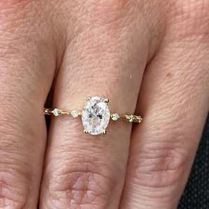Bague de fiançailles ovale de 1,5 carat, bague de fiançailles en moissanite délicate