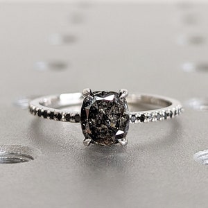 Diamant brut sel et poivre des années 1920 de 1,0 carat, bague en diamant coussin, mariée de fiançailles unique, noir, gris jaune 14 carats, or blanc rose