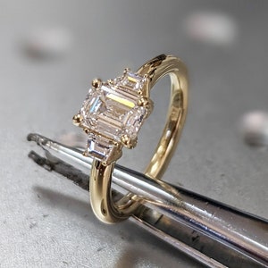 Drei-Stein-Smaragdschliff Moissanite Verlobungsring, Seite Trapez Moissanite, Drei-Stein-Verlobungsring, Smaragdschliff und Trapezschliff