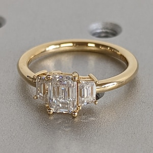 Drei Stein Smaragdschliff Moissanite Verlobungsring, Seite Trapez Moissanite, Drei Stein Verlobungsring, Smaragdschliff und Trapezschliff