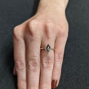 Anel solitário de diamante de sal e pimenta com corte de pipa 2CT, anel de noivado em ouro amarelo 14K, anel de moldura, anel de declaração, presente para ela, minimalista