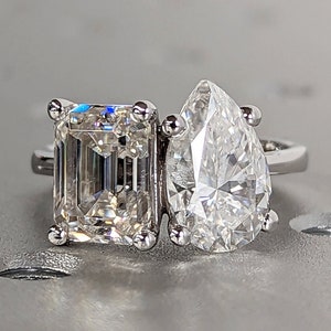 Double Stone Engagement Ring, Two Stone Moissanite Ring, Pear Cut Moissanite Ring, Emerald Cut Bridal Ring, Toi Et Moi Ring, Diamond Ring