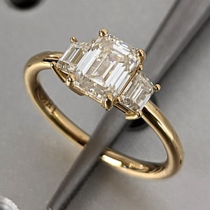 Drei Stein Smaragd Cut Moissanit Verlobungsring, Seitlicher Trapez Moissanit, Drei Stein Verlobungsring, Smaragd Cut und Trapez cut