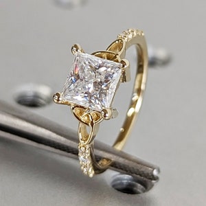 1ct Prinses Keltische Kathedraal Ring Goud Moissanite Diamant Keltische Verlovingsring Drie-eenheid Knoop Ierse Ring Triquetra Ring Moissanite Ring