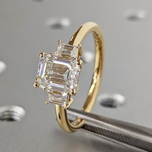 Drei-Stein-Smaragdschliff Moissanite Verlobungsring, Seite Trapez Moissanite, Drei-Stein-Verlobungsring, Smaragdschliff und Trapezschliff