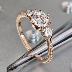 14K Rose Gold 3 Stein Versprechen Ring für Sie, Drei Stein Verlobungsring Mit Seitensteinen, Lab Gewachsener Diamant Ring, Vergangenheit Gegenwart Zukunft Ring