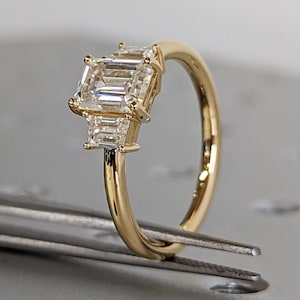 Drei-Stein-Smaragdschliff Moissanite Verlobungsring, Seite Trapez Moissanite, Drei-Stein-Verlobungsring, Smaragdschliff und Trapezschliff