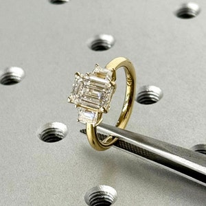 Drei Stein Smaragdschliff Moissanite Verlobungsring, Seite Trapez Moissanite, Drei Stein Verlobungsring, Smaragdschliff und Trapezschliff