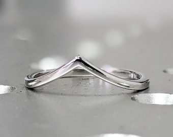 V Ring, Chevron Ring, Gold V ring, Thumb Ring, Knuckle Ring, Stacking Ring, V jewelry, Gold Chevron Ring, Midi Ring, V shaped Ring, 14k ring