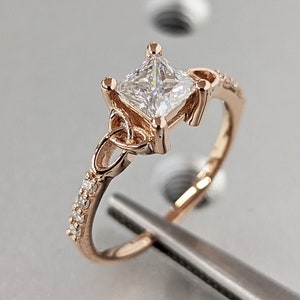 Keltische kathedraal ring goud Moissanite diamant Keltische verlovingsring Trinity knoop ring Ierse ring Triquetra ring Moissanite ring