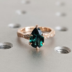 Green Emerald Engagement Ring Set Rose Gold Emerald Ring Vintage Diamond Twist Band May Birthstone Ring 2pcs Wedding Ring Set Promise Ring