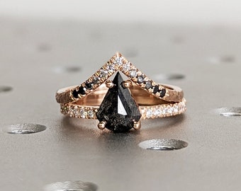 Rohdiamant Fan Schliff Diamant, Salz und Pfeffer, Einzigartiger Verlobungsring, Rose Gold Geometrischer Diamant Ring, 14k Gold, Benutzerdefinierte Handarbeit, Gehämmert