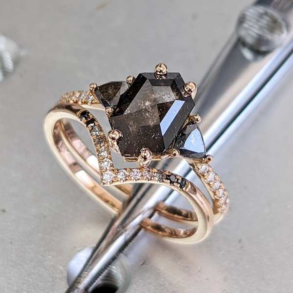 Diamante crudo hexagonal triángulo diamante, sal y pimienta, anillo de compromiso único, anillo de diamante geométrico de corte rosa, oro de 14 k, hecho a mano personalizado