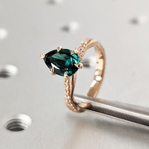 Green Emerald Engagement Ring Set Rose Gold Emerald Ring Vintage Diamond Twist Band May Birthstone Ring 2pcs Wedding Ring Set Promise Ring