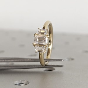 Drei Stein Smaragdschliff Moissanite Verlobungsring, Seite Trapez Moissanite, Drei Stein Verlobungsring, Smaragdschliff und Trapezschliff