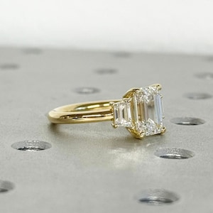Drei-Stein-Smaragdschliff-Labordiamant-Verlobungsring, Seitentrapez Moissanit, Dreistein-Verlobungsring, Smaragdschliff und Trapezschliff