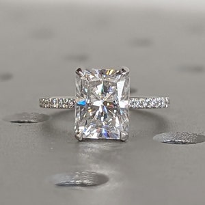 Elegante anillo de compromiso de halo oculto de diamante de laboratorio de corte radiante de 2.5ct / anillo de propuesta de oro blanco de 14K / anillo solitario joyería de boda