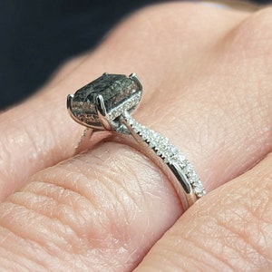 1.5 Karaat 1920's Raw Salt and Pepper Diamond, Emerald Diamond Ring, Unieke Verlovingsring, verborgen halo ring