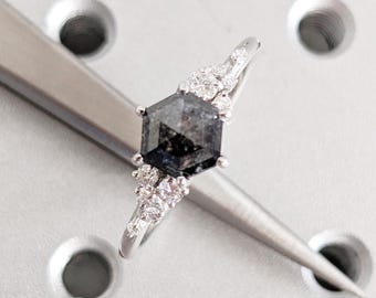 Anillo de compromiso hexagonal con diamantes sal y pimienta, anillo de oro blanco de 14 quilates con diamantes en racimo, anillo de boda único con diamantes