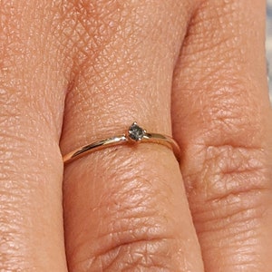 Anillo de diamantes delicados de sal y pimienta, anillo de compromiso pequeño de oro sólido de 14K 18K Anillos minimalistas de anillos minimalistas, anillo solitario delgado de oro simple