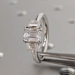 Drei Stein Smaragdschliff Moissanite Verlobungsring, Seite Trapez Moissanite, Drei Stein Verlobungsring, Smaragdschliff und Trapezschliff
