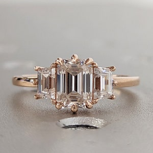 1CT Emerald Three Stone Moissanite Ring, 14K Rose Gold Engagement Ring 3 Stone Side Trapazoid Ring Anniversary Gift Ring For Her Unique Ring