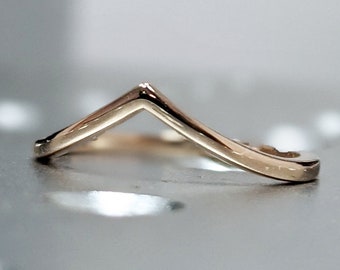Plain gold wedding band , Minimalist curved ring, Delicate matching , Unique s for her, Simple stacking chevron promise ring