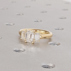 Labor gewachsener Diamant Versprechen Ring | Trauringe 18k Gelbgold | Smaragdschliff drei Stein Ring | Handgefertigter Schmuck | Einzigartige Statement Ring