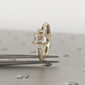 Drei Stein Smaragdschliff Lab Diamant Verlobungsring, Seite Trapez Moissanite, Drei Stein Verlobungsring, Smaragdschliff und Trapezschliff