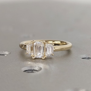 Drei-Stein-Smaragdschliff-Labordiamant-Verlobungsring, Seitentrapez Moissanit, Dreistein-Verlobungsring, Smaragdschliff und Trapezschliff