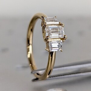 Drei Stein Smaragdschliff Moissanite Verlobungsring, Seite Trapez Moissanite, Drei Stein Verlobungsring, Smaragdschliff und Trapezschliff