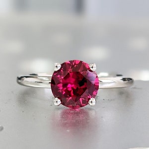 Ruby Ring, Unieke Verloving Ring, Solitaire Ring, Ronde RobijnRode Ring, Ruby Sieraden, Klassieke Ruby Dunne Ring Petite Classic Band, Delicate