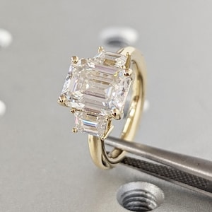 Drei-Stein-Smaragdschliff Moissanite Verlobungsring, Seite Trapez Moissanite, Drei-Stein-Verlobungsring, Smaragdschliff und Trapezschliff