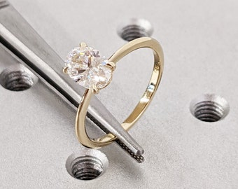 Anello di fidanzamento ovale in Moissanite / Anello a fascia affusolato Petite / Anello nuziale in oro massiccio 14K / Anello solitario a taglio ovale / Regalo anniversario unico