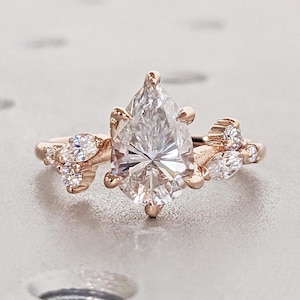 Birne Moissanit Natur Verlobungsring / Diamant Akzent Blätter auf Zweig Ring / Zierlicher Blatt Ring / 14K Rosegold / Einzigartiger Versprechen Ring für Sie