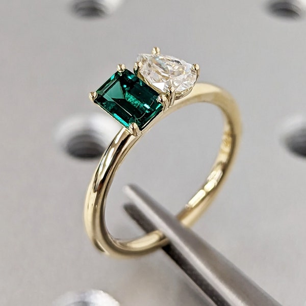 Double Stone Engagement Emerald ring 2 Stone Toi et moi ring Wedding Ring Emerald cut ring Pear ring 2 stone mothers ring Green Emerald ring