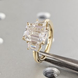 Drei Stein Smaragdschliff Lab Diamant Verlobungsring, Seite Trapez Moissanite, Drei Stein Verlobungsring, Smaragdschliff und Trapezschliff