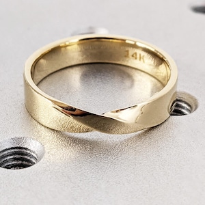Herren Mobius Ehering, Schlanker 5 mm Drehring aus 585 Gelbgold, minimalistischer Ehering für Ihn, zeitloser Ehering