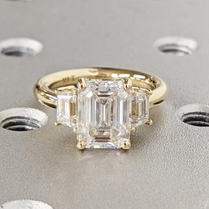 Drei-Stein-Smaragdschliff Moissanite Verlobungsring, Seite Trapez Moissanite, Drei-Stein-Verlobungsring, Smaragdschliff und Trapezschliff