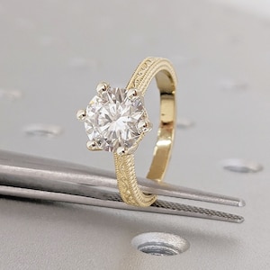 Art-Deco-Filigraner Runder Moissanit Solitärring, Vintage Runder Moissanit-Verlobungsring für Frauen, 14K echtes Gelbgold-Jubiläumsring