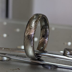 Glänzender Mokume Gane Wolfram Ring - geschmiedeter Ring - Mokume Band - Damast Ring