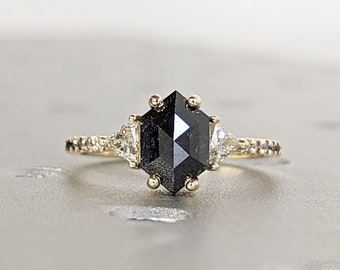 Rohdiamant Hexagon Dreieck Diamant, Salz und Pfeffer, Einzigartiger Verlobungsring, Rosenschliff Geometrischer Diamant Ring, 14k Gold, Custom Handmade